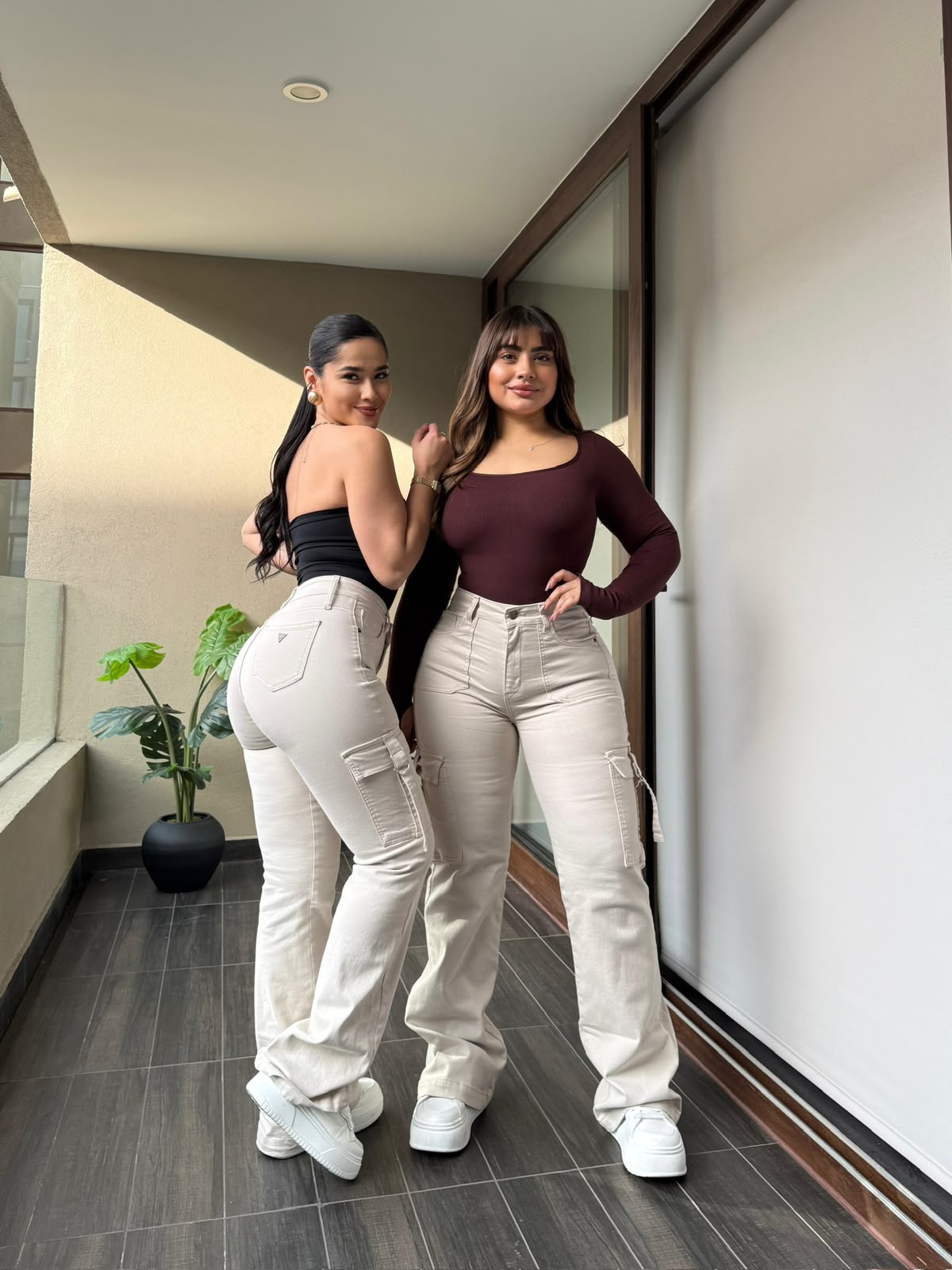 Jeans Cargo Beige Crudo · Paradise · vista frontal y posterior