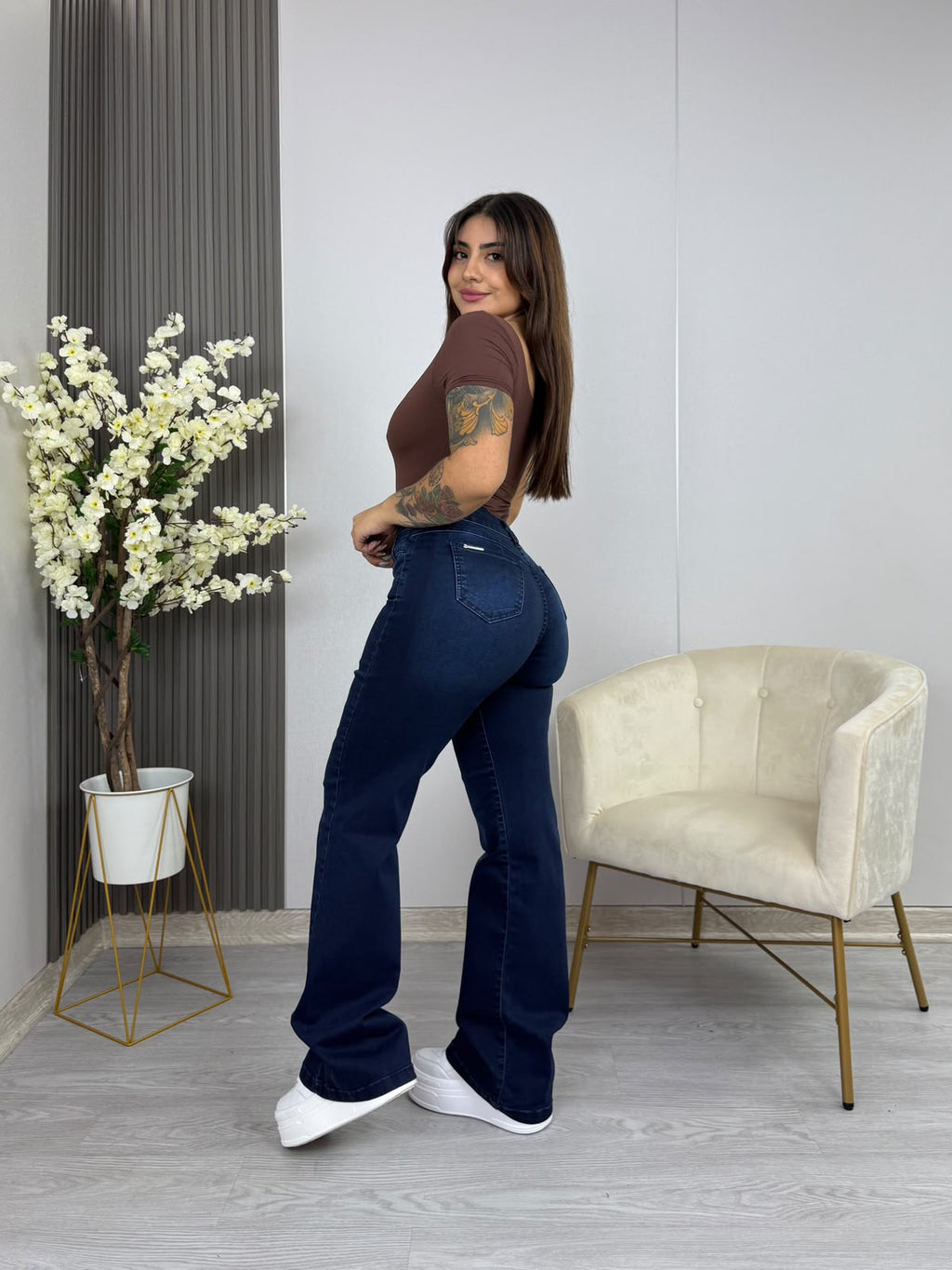 Jeans Wide Leg Azul Oscuro Asimétrico · Emporium · espalda de cuerpo completo