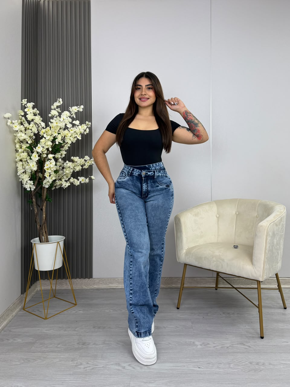 Jeans Wide Leg Asimétrico Gravillado · Emporium · frontal de cuerpo completo