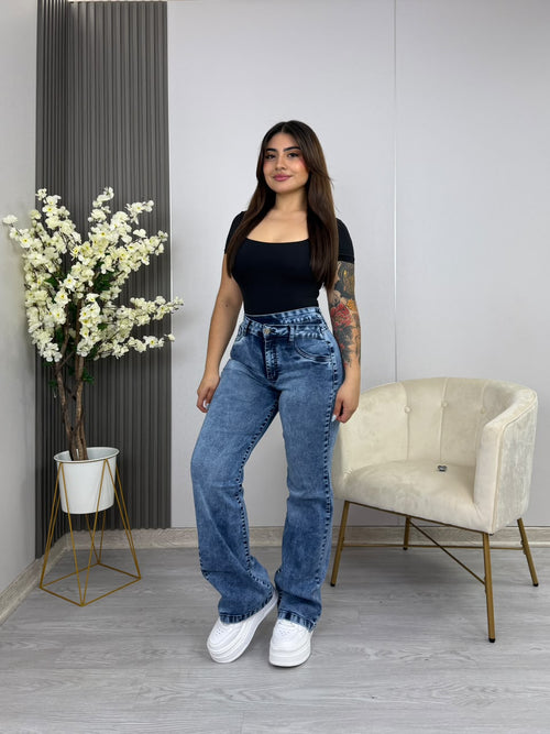 Jeans Wide Leg Asimétrico Gravillado · Emporium · vista frontal en tres cuartos