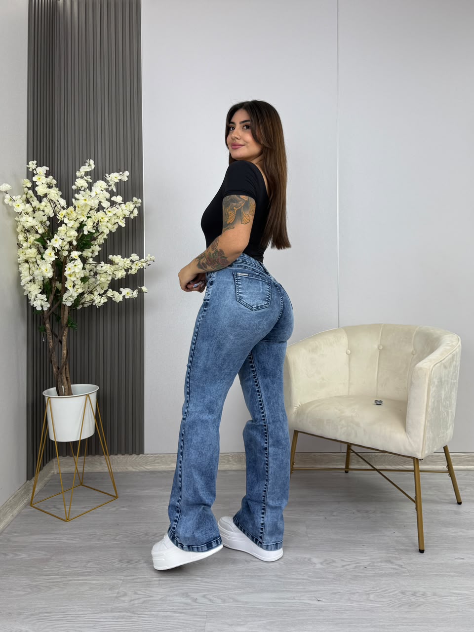 Jeans Wide Leg Asimétrico Gravillado · Emporium · vista posterior de cuerpo completo