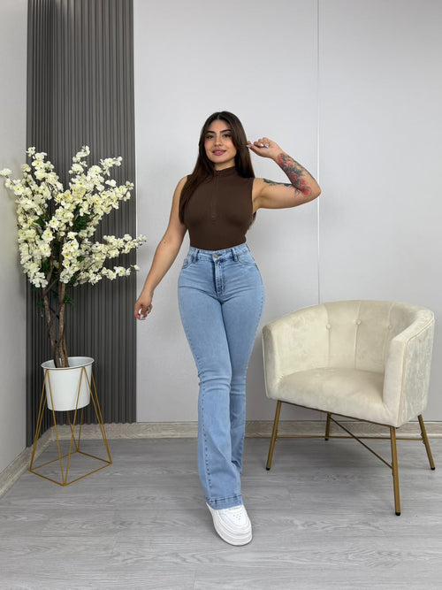 Jeans flare celeste Emporium · frontal de cuerpo completo