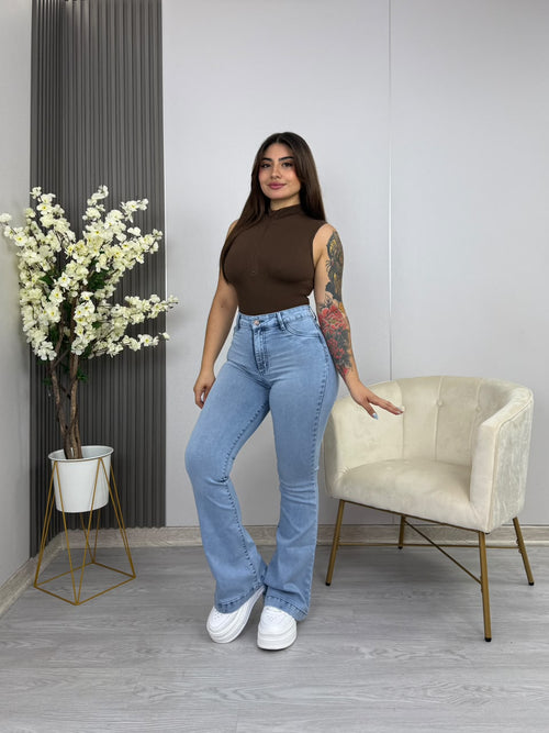 Jeans flare celeste Emporium · vista frontal en tres cuartos