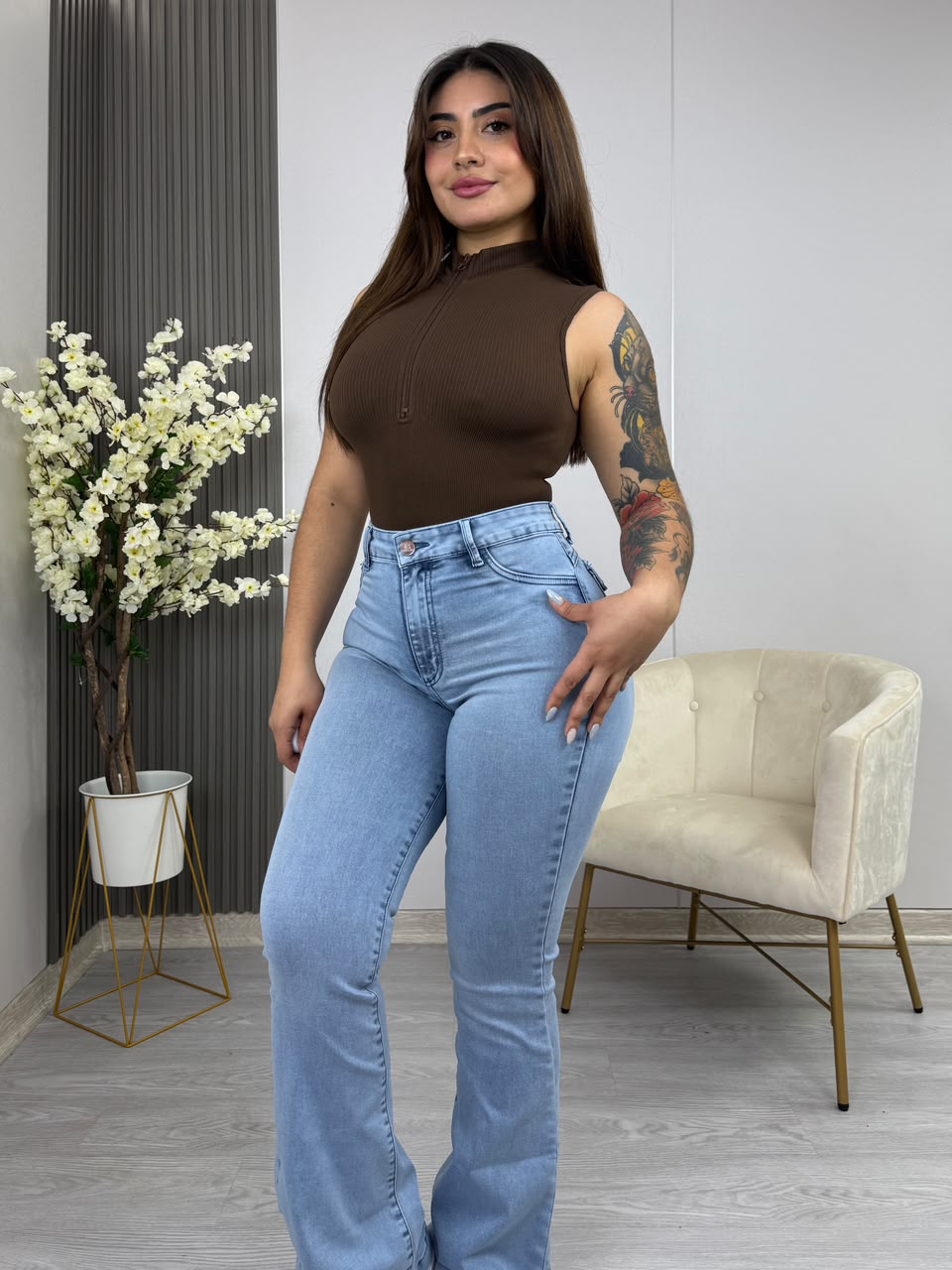 Jeans flare celeste Emporium · detalle frontal de cintura y calce