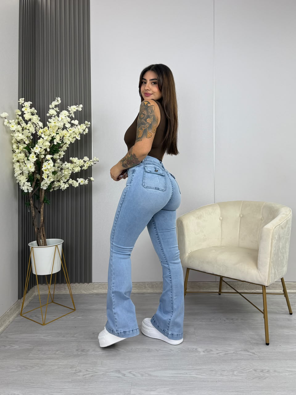 Jeans flare celeste Emporium · vista posterior de cuerpo completo