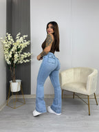 Jeans flare celeste Emporium · vista posterior de cuerpo completo