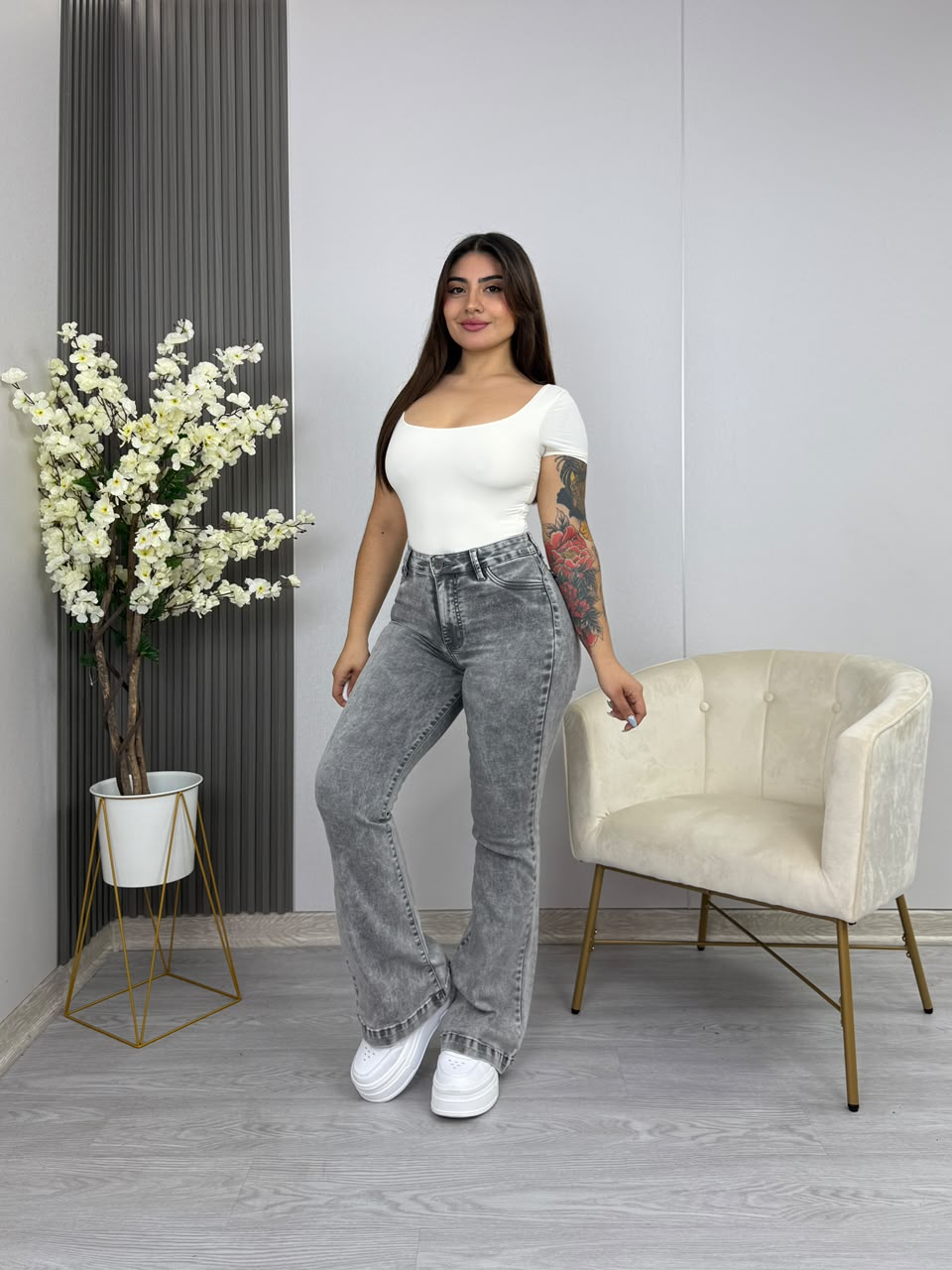 Jeans Flare Gris Efecto Operada, frente