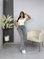 Jeans Flare Gris Efecto Operada, otra vista frontal