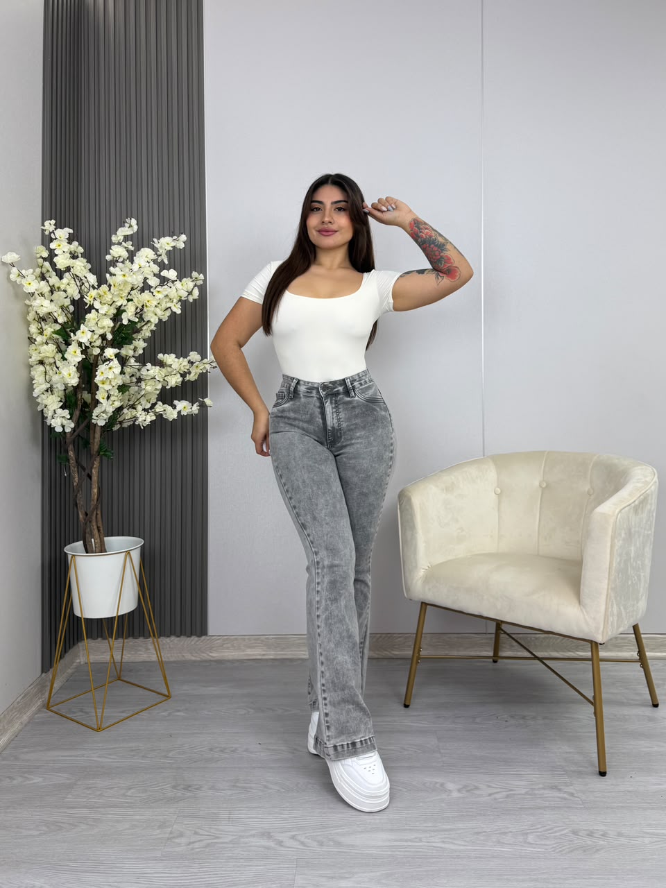 Jeans Flare Gris Efecto Operada, otra vista frontal