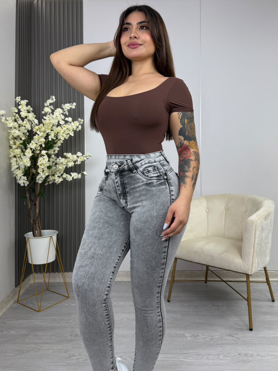Jeans Skinny Asimétrico Gris, detalle frente