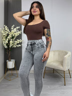 Jeans Skinny Asimétrico Gris, detalle frente