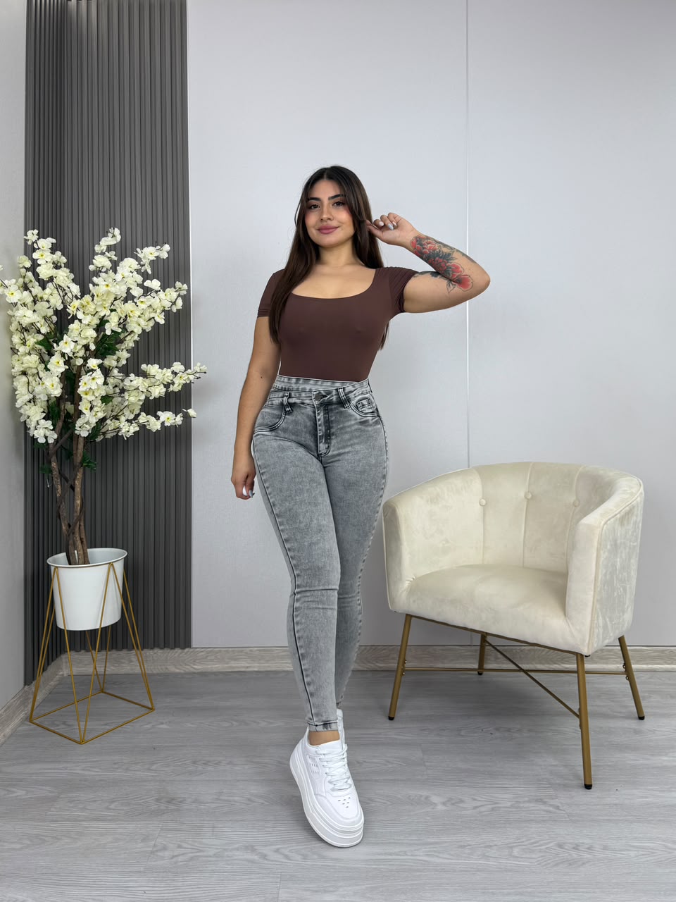 Jeans Skinny Asimétrico Gris, otra vista frontal