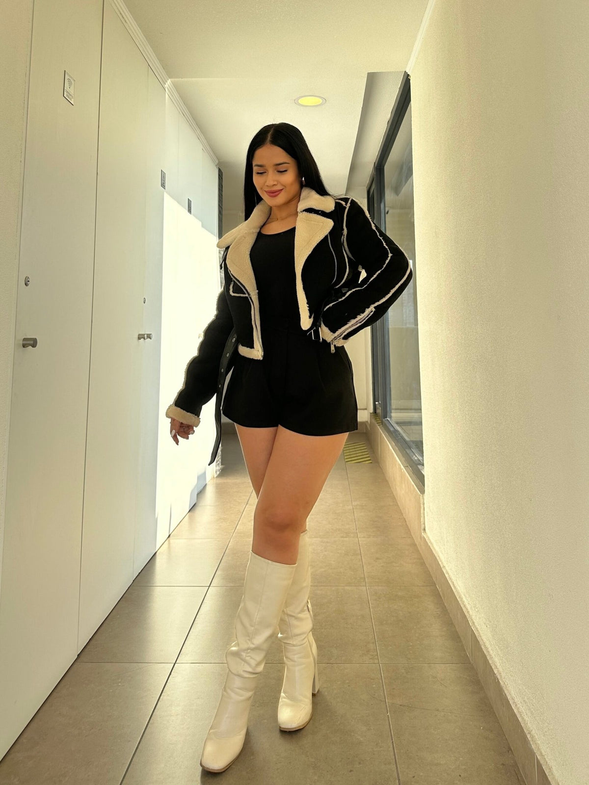 Chaqueta Gamuza Chic Negra con Líneas Beige y Chiporro · KL-1115