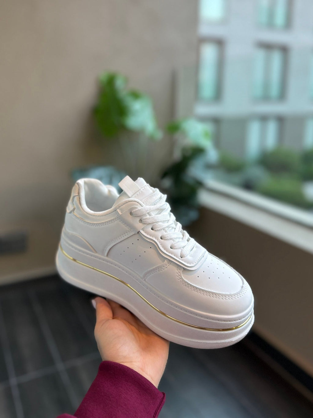 Zapatillas Plataforma con Detalle Dorado · KALES