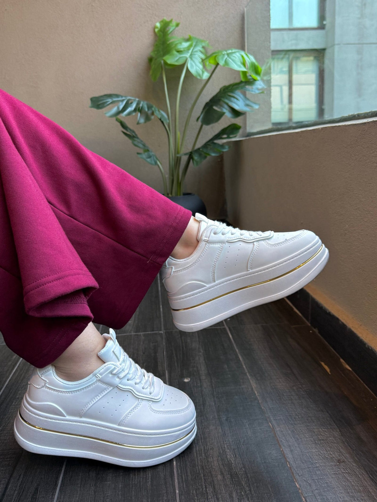 Zapatillas Plataforma con Detalle Dorado · KALES