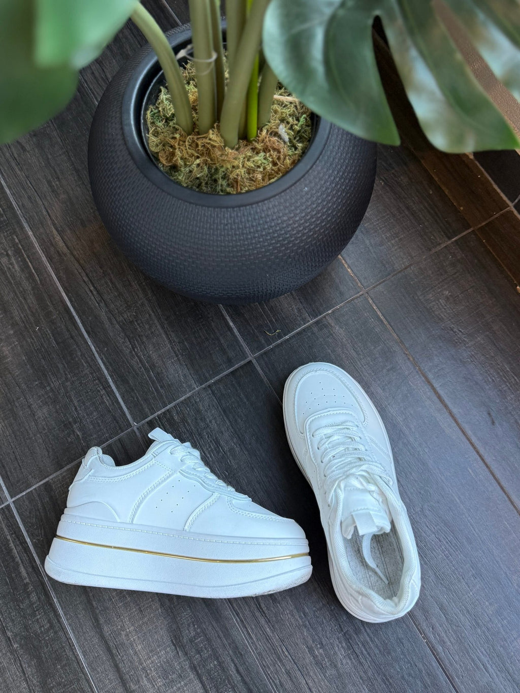 Zapatillas Plataforma con Detalle Dorado · KALES