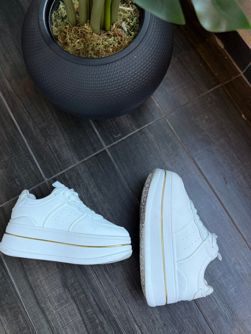 Zapatillas Plataforma con Detalle Dorado · KALES