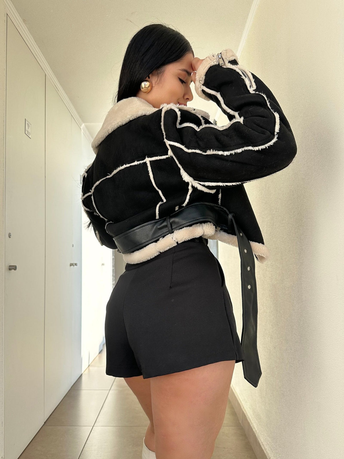 Chaqueta Gamuza Chic Negra con Líneas Beige y Chiporro · KL-1115