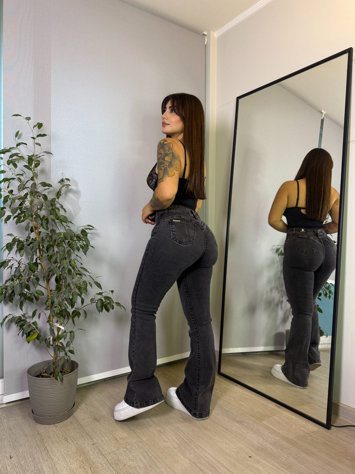 Jeans Flare Asimétrico Milán Negro · Emporium